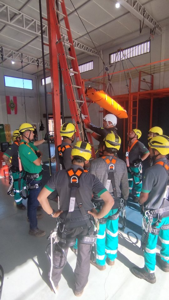 Treinamento prático de trabalho em altura realizado pela Iluminar SST