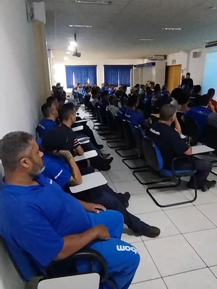Participantes em treinamento de segurança em máquinas NR-12