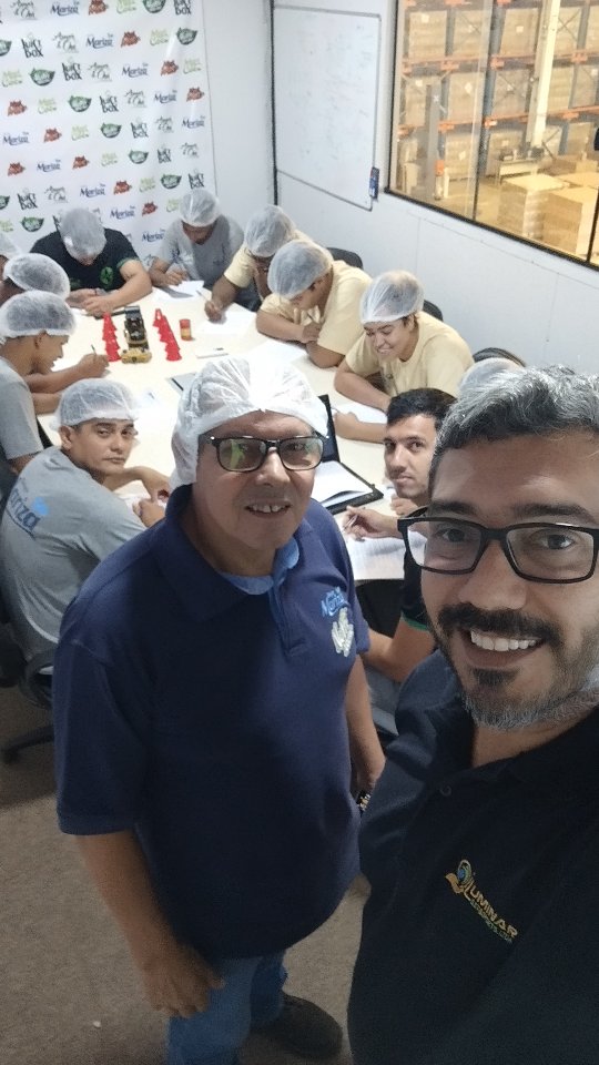 Equipe em treinamento de operação de transpaleteira elétrica